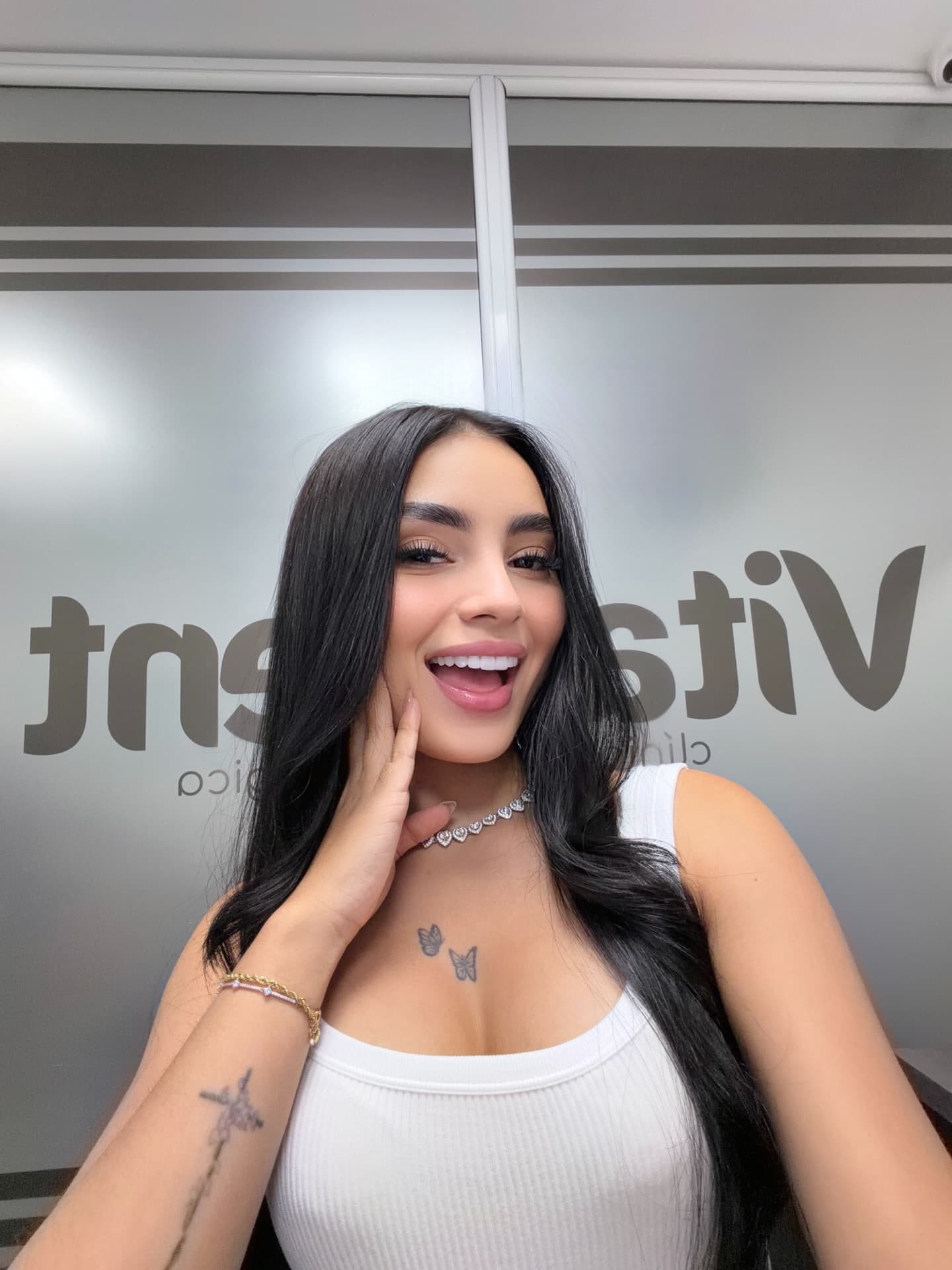 Paciente con sonrisa saludable y alineada en Vitadent